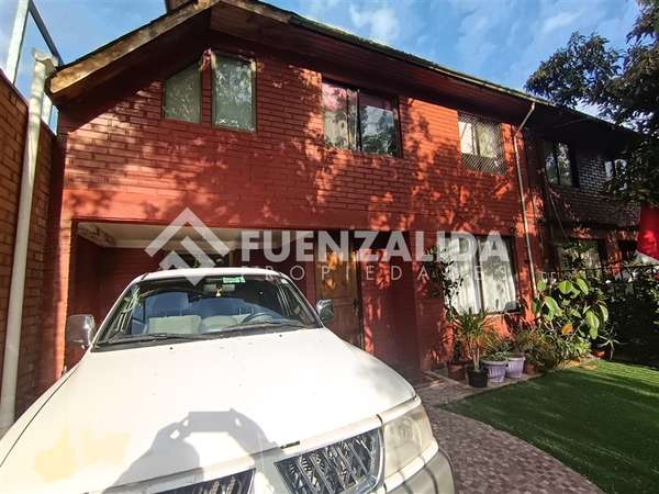 Casa en venta de 4 dorm. en condominio en La Florida