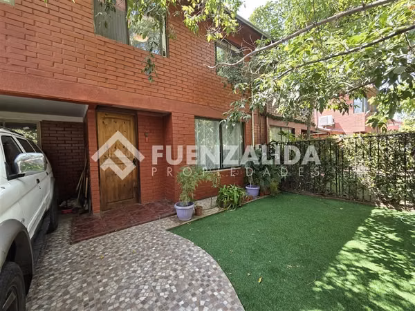 Casa en venta de 4 dorm. en condominio en La Florida