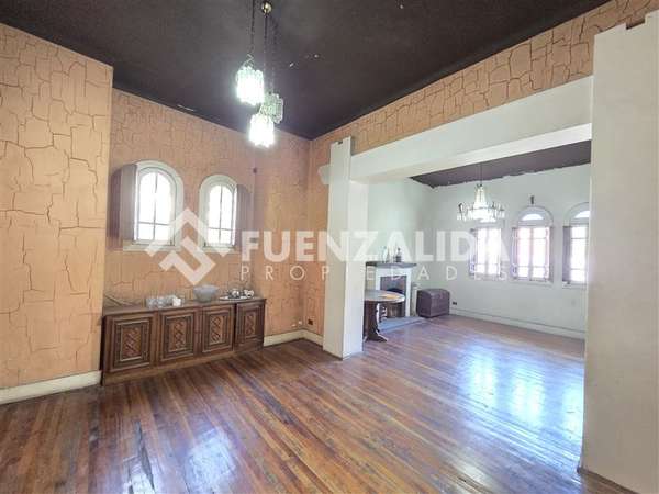 Casa en venta con 857m2 de terreno cercana a Plaza Ñuñoa