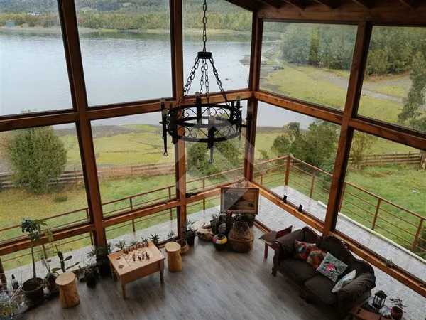 Casa en venta de 7D. en Calbuco, 6,85 Ha con cabañas y tinas