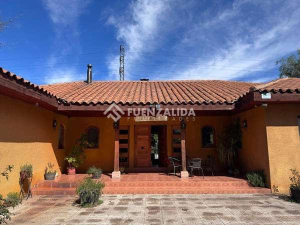 Casa en venta de 4 dorm. en Calle Larga
