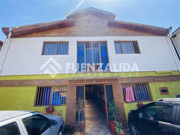 Casa con dptos interiores en venta de 15 dorm. La Cisterna