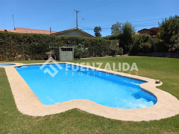 Casa en venta de 4 dorm baños, piscina, central, impecable.
