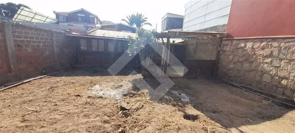 Casa en venta de 2 dorm. central, buen terreno,