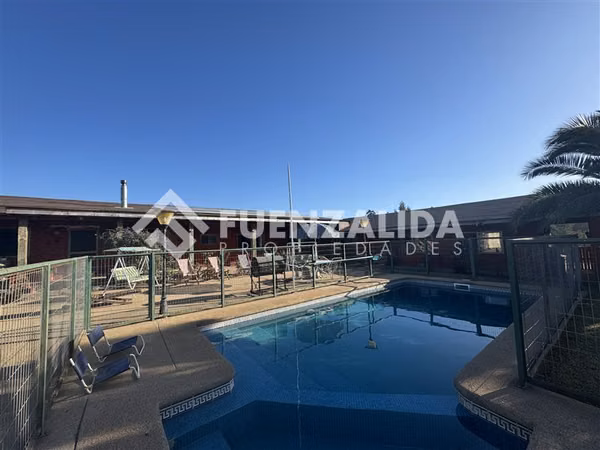 Casa estilo chileno en parcela con piscina y caballeriza