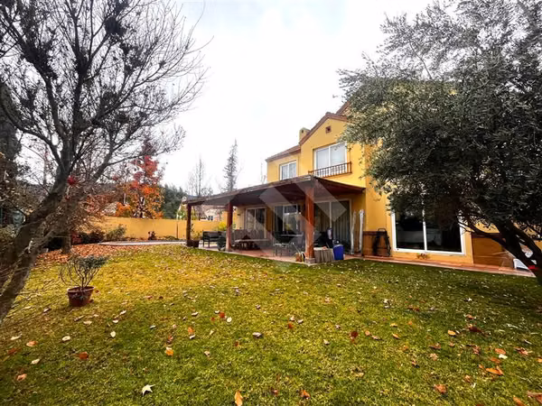 Casa en venta de 4 dorm. + sala estar en Lo Barnechea