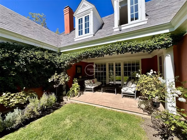 Casa en venta en Lo Barnechea. Colegio Huinganal y otros.