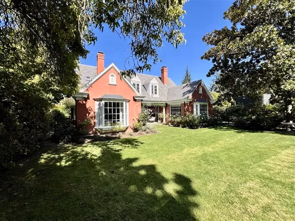 Casa en venta en Lo Barnechea. Colegio Huinganal y otros.