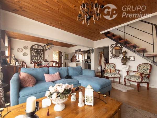 Casa de 2 niveles regularizada en Cerro Esperanza