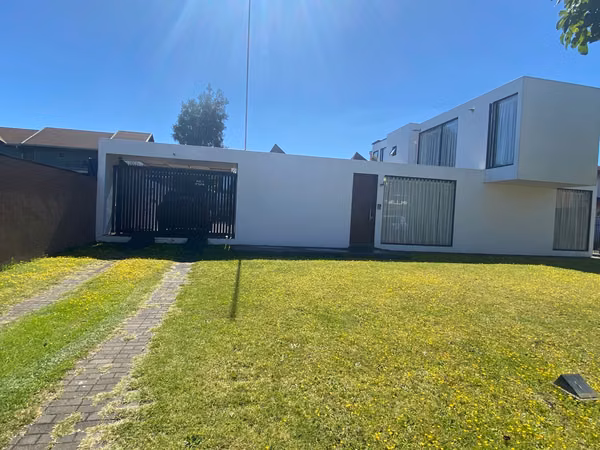 SE VENDE GRAN CASA EN LOMAS SAN SEBASTIAN