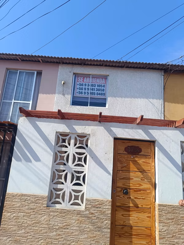 VENDO CASA DOS PISOS, 3DOR. AMPLIOS, LIVING-COMEDOR, COCINA AMERICANA
