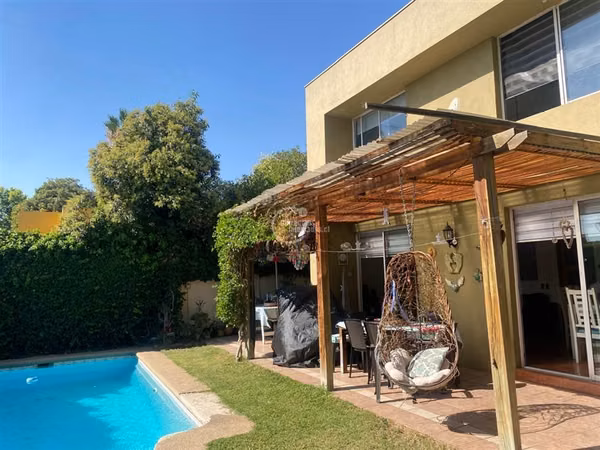 Casa en venta de 4 dorm. en Peñalolén,piscina,sector seguro