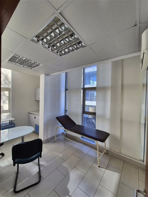 Oficina y/o consulta de 3 privados en venta en Los Angeles