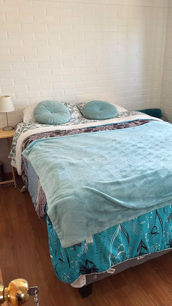 Habitación con baño privado a pasos de avenida San Juan sector Residencial