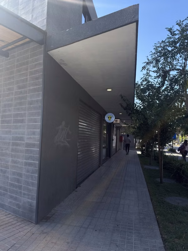 Gran Local comercial a salida del metro rojas magallanes