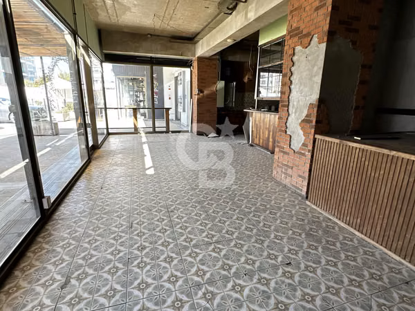 Locales en primer piso de Strip Center