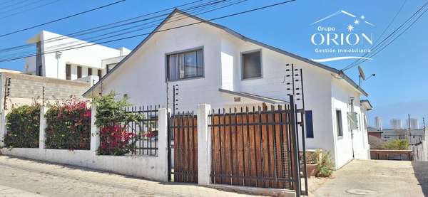 Amplia Casa Familiar, con patio y vista (157086)