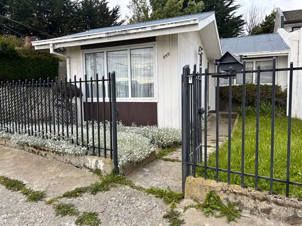 VENDO HERMOSA CASA CON AMPLIO TERRENO EN CALLE MIRAFLORES