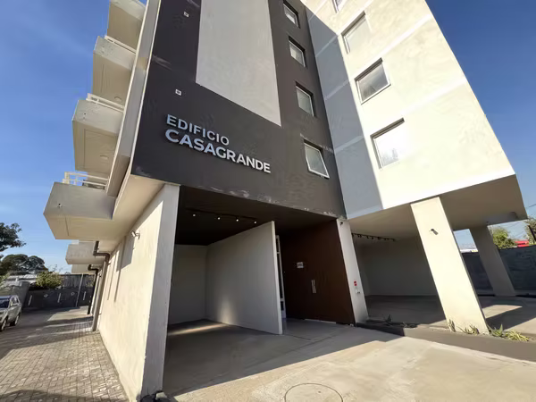 Arriendo amplio departamento de 2 dormitorio, 2 baño y estacionamiento. Incluye gastos comunes
