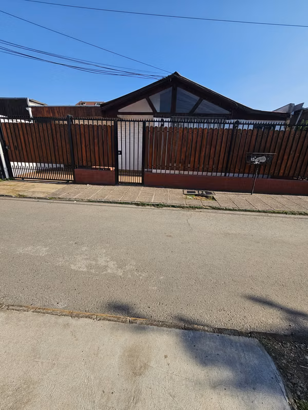 AMR PROPIEDADES VENDE CASA AISLADA BARRIO LAS ROSAS MAIPU 3D 1B HOME OFFICE