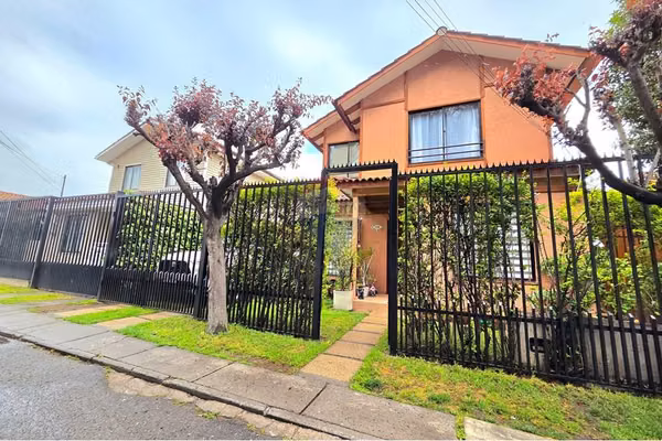 Casa de 2 pisos, 4d+3b residencial y tranquilo