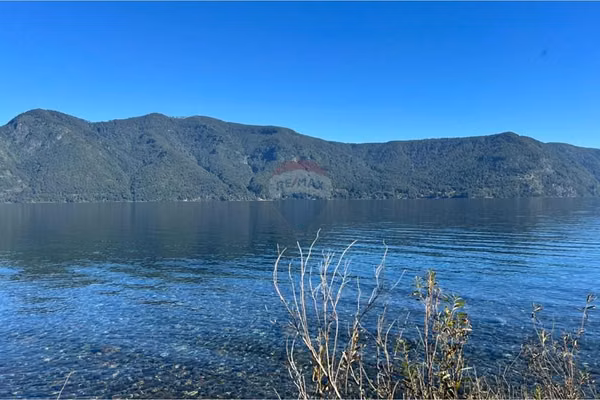 Parcela privada a orillas del lago colico