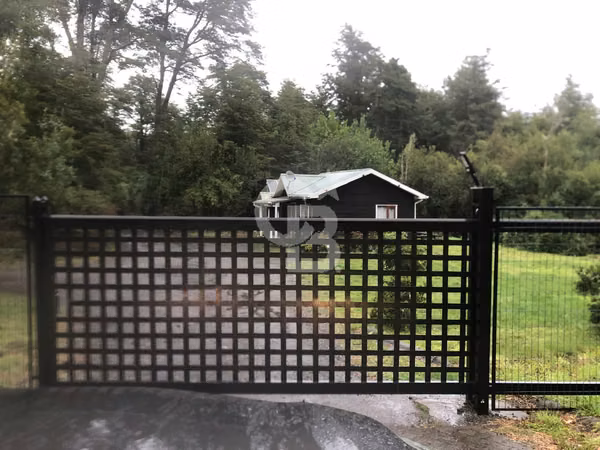 Parcela orilla de lago con casa y quincho. Cerca del volcán