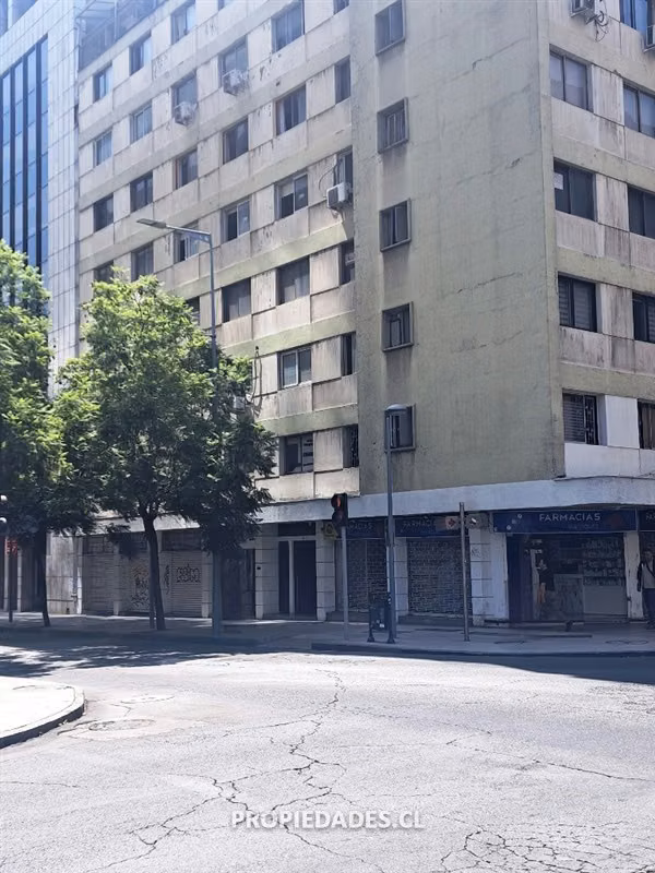 Oficina en venta en Santiago Centro a 1 cuadra de metro.