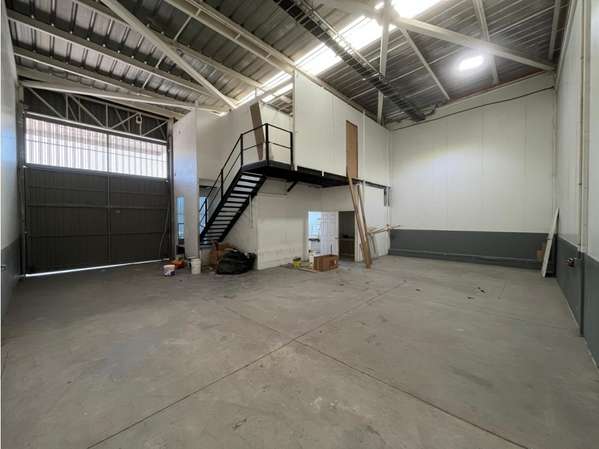 Arriendo bodega c/of de 144 m2, Los Libertadores. Quilicura.