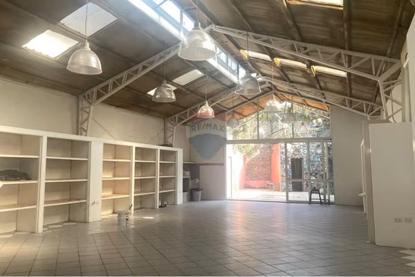 Moderna oficina con planta operativa de 300 m²