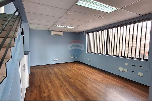 Oficina con estacionamiento en quilicura