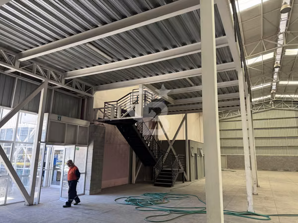 Bodega moderna en Quilicura: Seguridad y Conectividad.