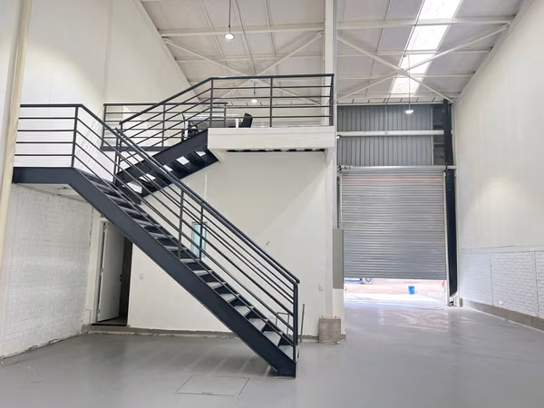 ARRIENDO BODEGA CON OFICINA DE 300 M2 QUILICURA