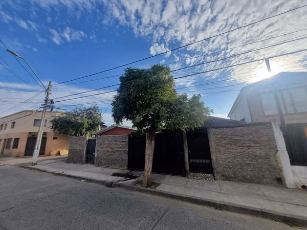 AMR VENDE casa de esquina en San Bernardo 7D 2B 4E