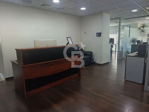 Gran Oficina con  8 Privados / Metro Pedro de Valdivia