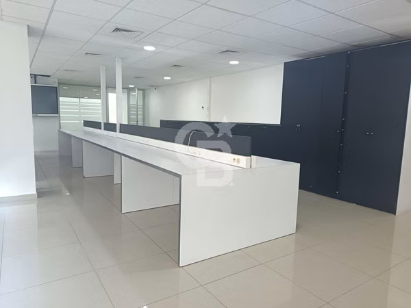 Amplia Oficina con Privado y Sala / metro Pedro de Valdivia