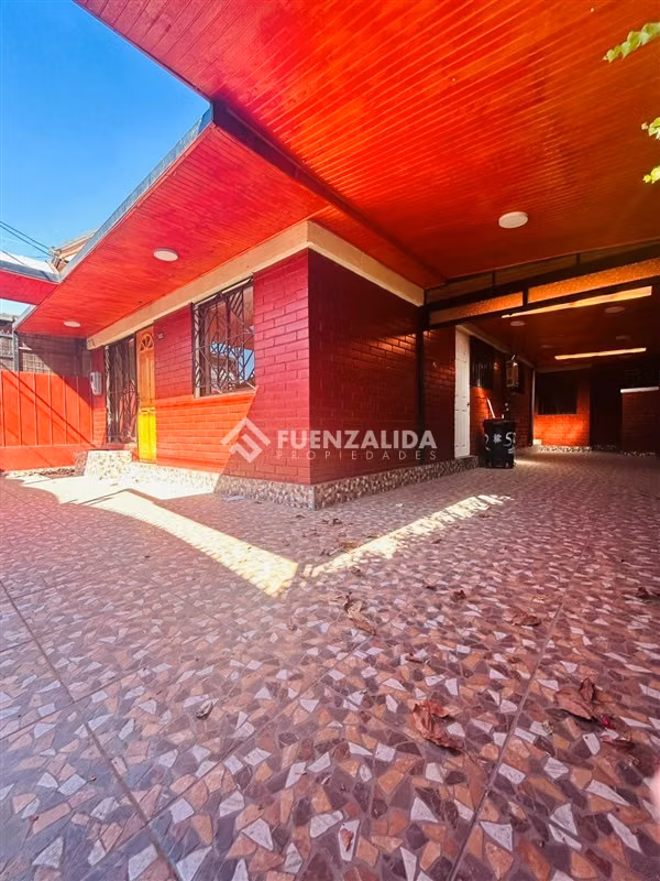 Casa en venta de 3 dorm. en Maipú propiedad remodelada