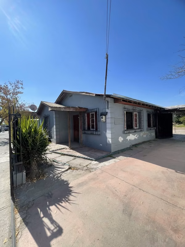 Casa tradicional con enorme patio, ideal para familia o inversión