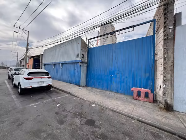 Amplio terreno comercial en calle Loa
