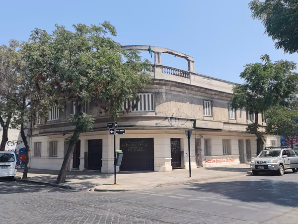 LOCAL CON OFICINA, ESQUINA HUERFANOS CON RAFAEL SOTOMAYOR