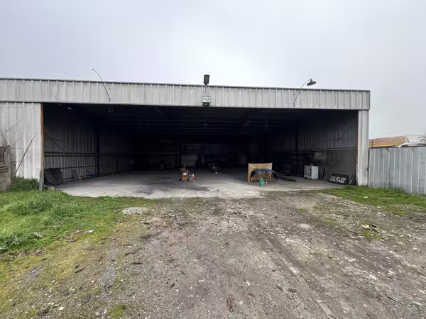 Arriendo galpon en sector rio viejo, amplio terreno