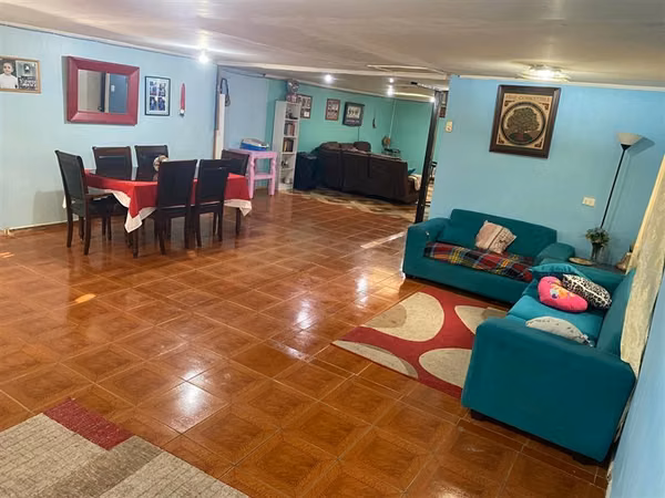 Amplia casa en venta. 2 dorm. Villa Francia.