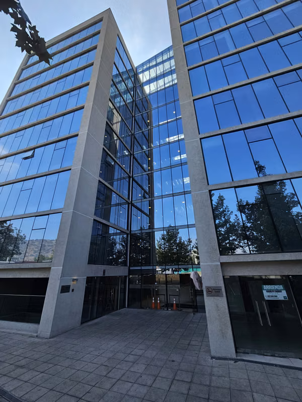 EXCELENTE OFICINA, 2 PRIVADOS MÁS RECEPCIÓN