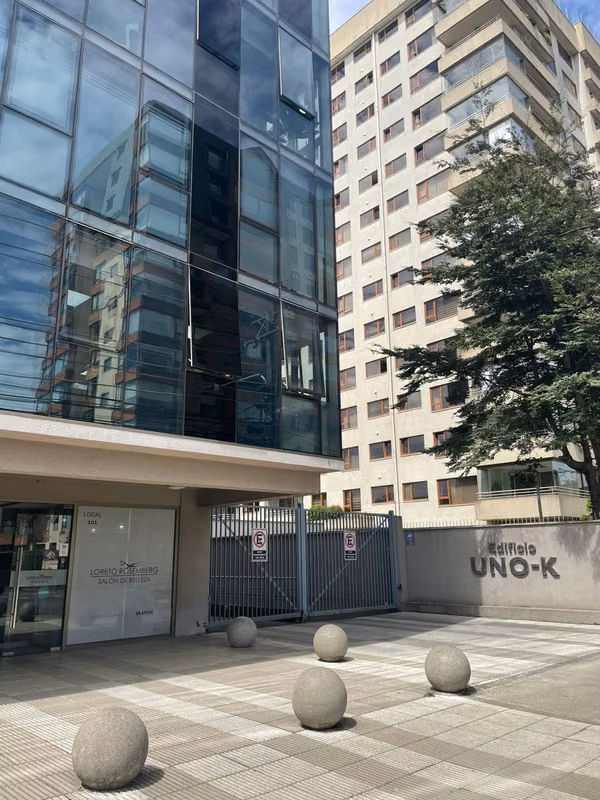 ARRIENDO OFICINA  EN EDIFICIO UNO-K, A PASOS DEL PORTAL