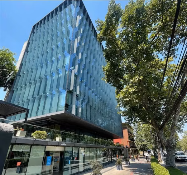 Arriendo OFICINA en Edificio Ombú en Providencia