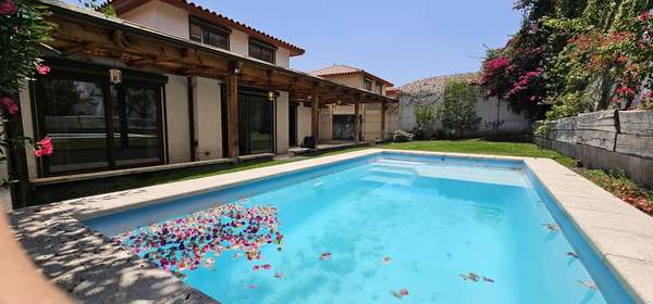 CASA EN HUECHURABA 4D, 3B Y ESTACIONAMIENTO PISCINA