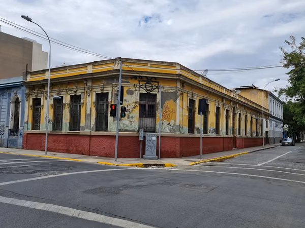 AMPLIA CASONA ESQUINA ALMIRANTE BARROSO C/ STO. DOMINGO