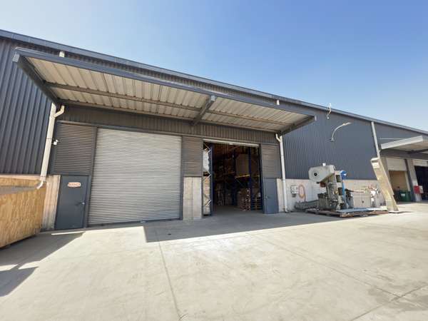 BODEGA CON OFICINA DE 1300 M2 EN CONDOMINIO  RENCA
