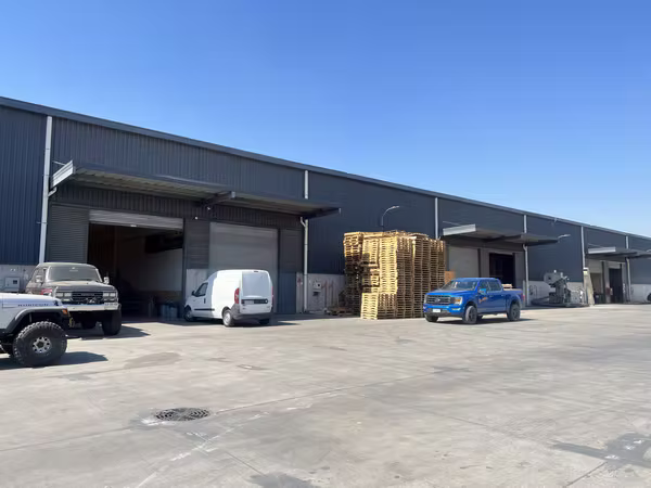 ARRIENDO BODEGA CON OFICINA DE 677  M2 EN CONDOMINIO RENCA