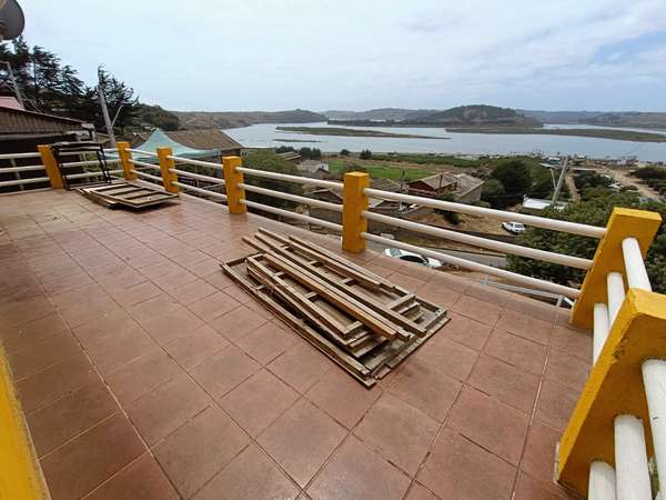 AMPLIA CASA CON HERMOSA VISTA HACIA EL LAGO
